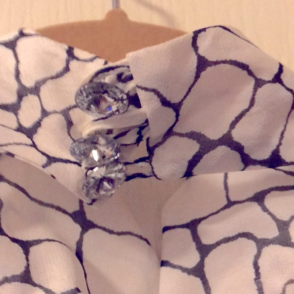 Lucy Agnes, Halter Top w/ Austrian Crystal Buttons (3) size Medium 100% Silk. - Picture 6 of 6